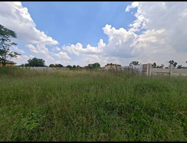 1,018M² VACANT LAND FOR SALE IN KOOKRUS